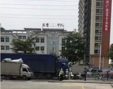 仙桥街道西洋村地磅发生事故:一辆电瓶车与一辆大货车相撞